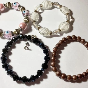 4 elastiska armband och ett par örhängen (en del nya) -  Örhängen aldrig använda   Armband aldrig använda eller andvända max 1-2 gånger  Rök- och djurfritt hem