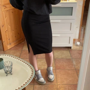 Kjol - Jättrsnygg och skön svart kjol med en slits på ena benet, säljer för att den inte kommer till användning 💕