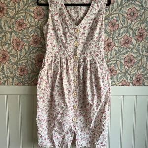 Blommig klänning  - I använt skick 