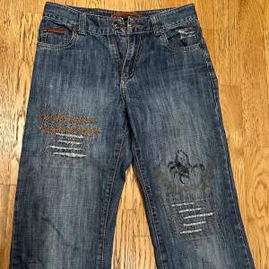 Lågmidjade vintage jeans med häftiga mönster 