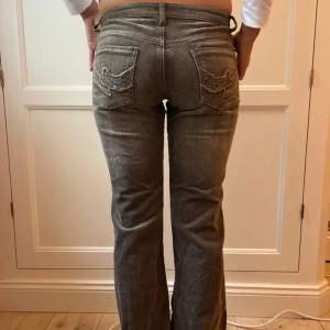 Säljer nu mina superfina jeans! Midjemåttet tvärs över 76 cm. Köpta här på Plick, men näst intill oanvända, inget tecken på slitage mm. Skriv privat för fler bilder!❤️Låndade bilder