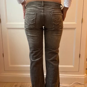 Jeans 👖  - Säljer nu mina superfina jeans! Midjemåttet tvärs över 76 cm. Köpta här på Plick, men näst intill oanvända, inget tecken på slitage mm. Skriv privat för fler bilder!❤️Låndade bilder