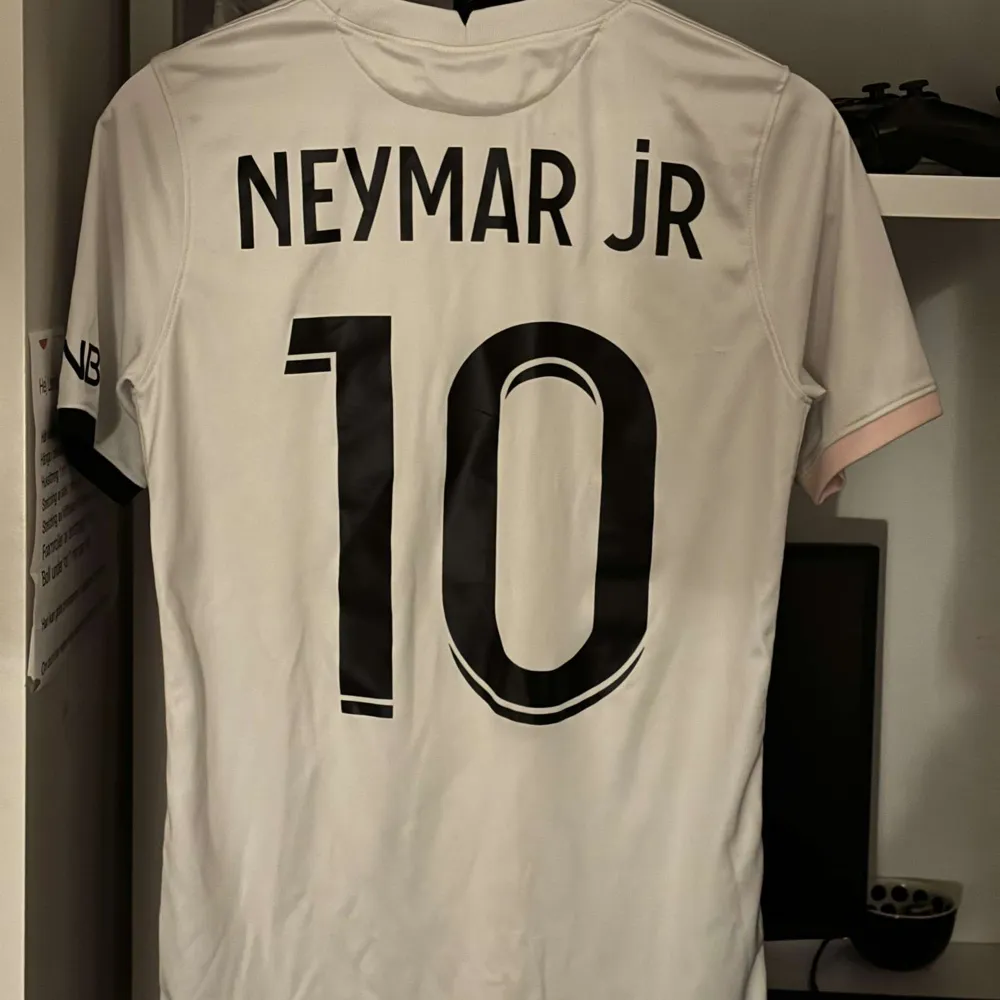 Psg tröja Neymar jr 10 på ryggen, skick 9/10, xs 170-175. Fler frågor skriv privat! . T-shirts.