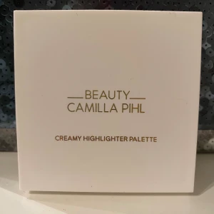 Camilla Pihl creamy highlighter palette  - Helt ny palette! Kommer tyvärr inte till användning här hemma. Nypris: 309kr Mitt pris: 150kr 