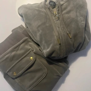 Juicy set - Superfint juicy set Toppen storlek xs Byxorna storlek S Nyskick