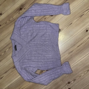 Tröja  - Denna tjocka och sköna tröja från Shein är i storlek S och är i bra skick. Perfekt för att hålla dig varm och bekväm under kyligare dagar.