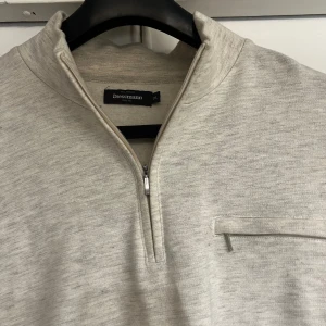 Grå Half Zip - Grå tröja, använd fåtal gånger. Skriv för fler bilder. Kan möjligen mötas i Gbg Mvh Liam😁