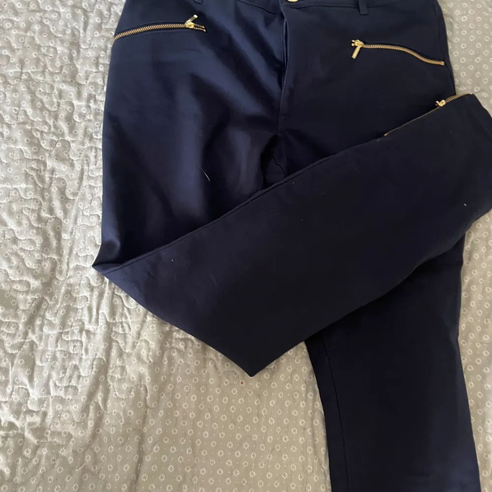 Marnblå kostymbyxor med dragkedjor  Priset går att diskutera  Har aldrig använt . Jeans & Byxor.