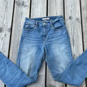 Superfina levi’s jeans i skinny modell, storlek 28! Fin ljusblå färg 💞