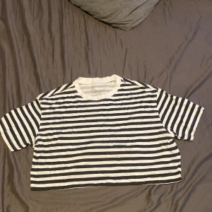 Randig kroppad tröja  - Kroppad tröja. Gott skick. St S. Inte använd särskilt många gånger. Svart, vitt randig 