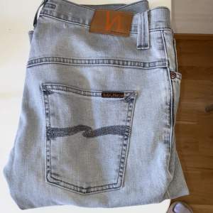 ♾️Säljer mina gråa nudie jeans som är i väldigt bra skick ♾️Dem är storlek 32/34 och det är modellen Thinn Finn ♾️Priset går att diskuteras vid snabb affär 💸Hör av dig om du har några frågor!