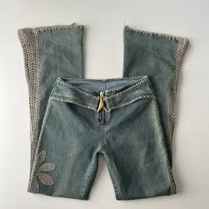 Sjukt coola och unika vintage lågmidjade bootcut jeans med flera detaljer. Midjemått: 76 cm + stretch. Innerbenslängd: 85 cm. Jag är 176 cm 💕