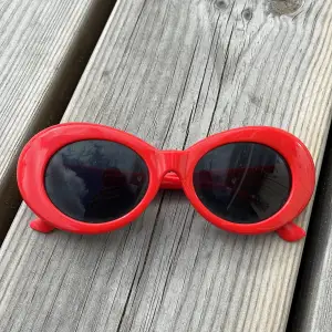 Röda solglasögon från typ flying tiger 🤞 Inte repade alls och är inte så små 💞