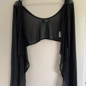 Fin svart ”kofta” som man kan ha över tex klänningar eller linnen i nyskick 💕 Storlek XS från Bikbok