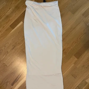 Lång vit kjol  - Säljer denna långa kjolen ifrån SHEIN, i bra skick knappt använd