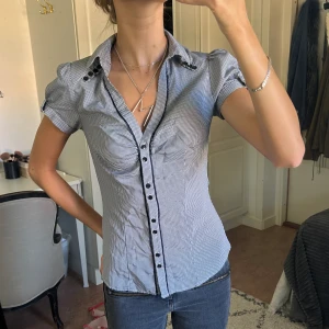 Topp - Säljer denna rutiga topp. Den har ett litet hål bak men inget man tänker på💕