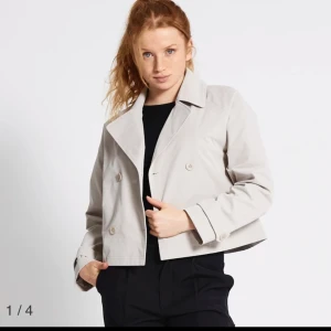 Lager 157 trenchcoat - Säljer min trench coat från lager 157. Köpte för bara några veckor sen och använd ca 3 ggr. 300+ frakt