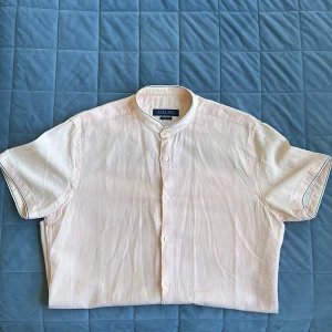 Skjorta från zara  - Rosa slimfit skjorta från Zara . Helt ny o aldrig använd. (Skrynklig endast pga att den legat i garderoben) 