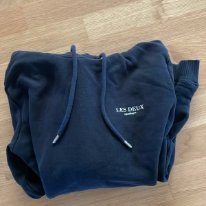 Les Deux Hoodie - Nypris ca 1200kr Skick: 7/10  Den har tappat lite färg men annars inga konstigheter. Säljer för att jag rensar min garderob 