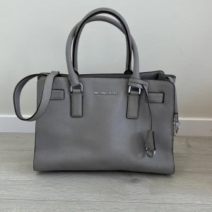 MK väska  - Medelstor äkta MK väska, nästan helt oanvänd i topp skick 