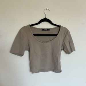 Tshirt - Croppad topp från bik bok i fint skick. 