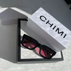 Ett par fräcka chimi 05, svarta med rosa glas!! Bra skick, inga repor eller dylikt. Kartong och fodral medkommer!!☺️☀️
