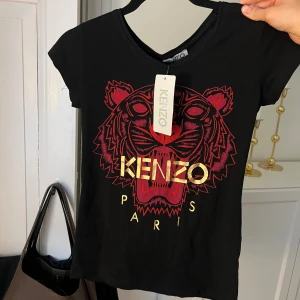 Kenzo t-shirt  - Storlek s, aldrig använd 