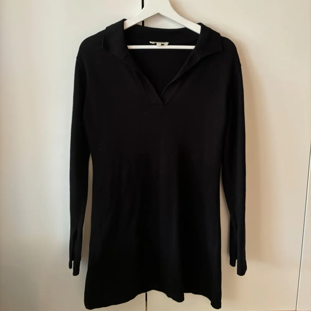 Svart klänning från djerf avenue ”Getaway dress black” ny pris 1 449kr. Använt fåtal ggr! I strl 34 men passar absolut 36 med! . Klänningar.