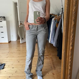 Lowwaist jeans  - Säljer mina supersnygga gråa lowwaist jeans från LBT i bra skick. Storlek 28/34, (jag är 169).💕