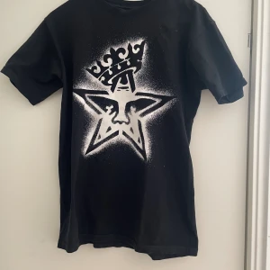 Obey T-shirt  - Köpte den här T-shirten på weekday för sirka 2 år sedan, nästan aldrig använd har bara legat och sammlat damm, köpt för 800kr storlek s passar perfekt. Väldigt tjockt material i T-shirten.