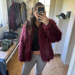 Päls jacka  - Säljer denna fina vinröda pälsjacka vet inte vilket märke då jag köpt den här på Plick. ❤️‍🔥❤️‍🔥