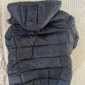 Armani vinterjacka  - Säljer en Armani vinterjacka. Har förslitningsskador. Säljes i befintligt skick. 