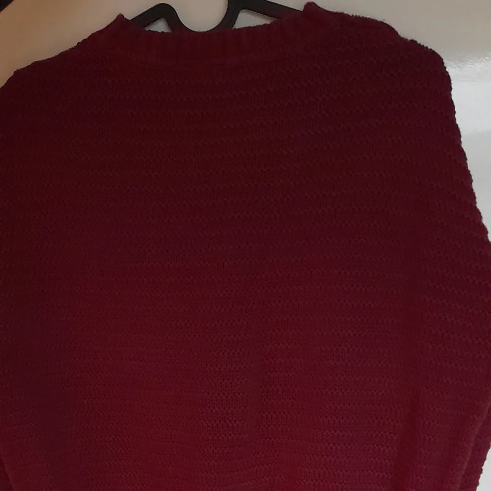 En vinröd stickad tröja från H&M, knappt använt.  Storlek XS . Tröjor & Koftor.