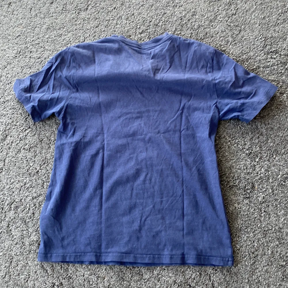Säljer en Ralph lauren t shirt i bra skick, men med ett pytte litet hål på framsidan( se bild 3).. T-shirts.