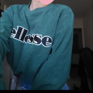 Ellesse Topp - Toppen är väldigt unik, köptes för ett tag sedan. Har inte sett den någon stans. Den är kort och har en justerbar band att göra till tightare vid midjan. Det står 38 men den passar endast för small eller xs. Den är vintage aktig. Nästan y2k 
