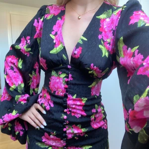 Adoore Positano  - Säljer min aldeless nya Adoore klänning, aldrig använd så lapparna sitter kvar. Inga defekter, superfin och passande till sommaren🌸🌸