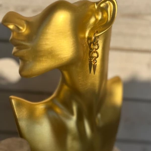 Vackra och eleganta örhängen säljes i par  - Vackra och eleganta örhängen säljes i par  Material:rostfritt stål         Pris::210sek/par