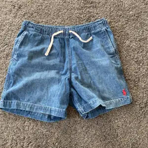 Säljer dessa Ralph lauren jeans shorts. Som aldrig använts och är i nyskick. Köpte för ca 1600 men säljer för 75, men priset kan diskuteras.