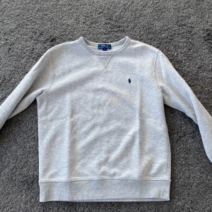 Ralph lauren sweatshirt  - Säljer denna Ralph lauren sweatshirt då den är för liten. Inga större defekter mer än lite färg som syns på bild 3 och ett pytte litet hål på bild 4. Priset kan diskuteras.