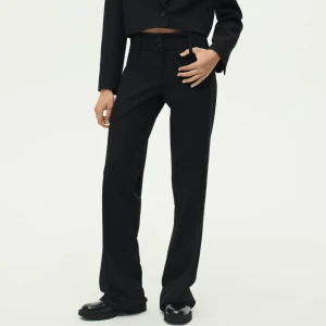 Lågmidjade kostymbyxor - Lågmidjade kostymbyxor från zara. Säljer då de inte kommer till användning! Sömmen har släppt lite längst ner på byxan (vid marken), det är lättfixat om man bara har orken🙃 men syns knappt och har själv använt dem som de är ändå. Nypris: 559kr