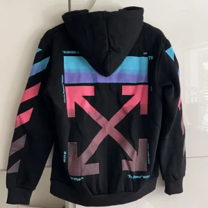 Off white zip hoodie - Off white zip hoodie storlek M men liten i storleken. Helt ny