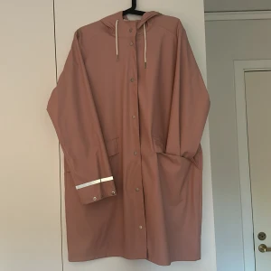Regnkappa  - Regnkappa med huva från Lindex i fint skick, knappt använd.