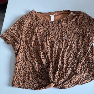 Kort top - Behov av strykning pga legat nedpackat. Köpt på hm. Som ny. Stl L