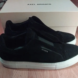 Axel Arigato skor - Säljer ett dessa Axel Arigato skor i storlek 46. De är i hyfsat bra skick förutom att några sömmar har lostnat på den vänstra skon men det syns knappt när man har på sig de och dom går fortfarande att använda bra. Nypris: 2500kr