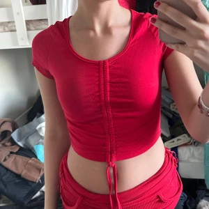 Röd topp - Använd 1 gång.