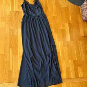 Balklänning - Balklänning, använd en gång. I nyskick 