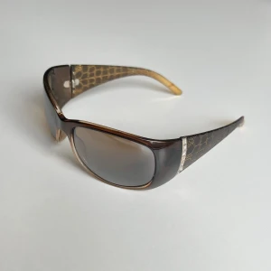 Solglasögon - Vintage solglasögon. De har lite repor på glaset och de flesta stenar har ramlar av på sidan, därav priset 💕