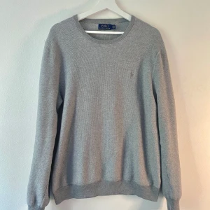 Ralph lauren tröja i grå - Storlek m, bra skick med inga defekter, märket är i ljusgrå, ord.pris runt 1500 kr.