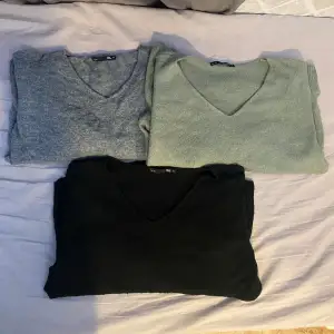 Säljer tre stickade tröjor i använt skic, noppror finns. Tröjorna är från lager 157 och i färgerna grå, grön och svart🥰 Storlek: M,  Säljer alla tillsammans för 160kr✨ Pris kan diskuteras💕