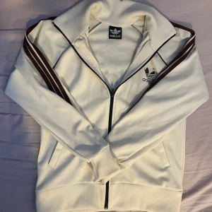 Adidas zip up tjocktröja✨ - Jättefin beige/brun zip up  i använt skick, syns i två sista bilderna. Storleken är M, och säljer för 120kr💕 